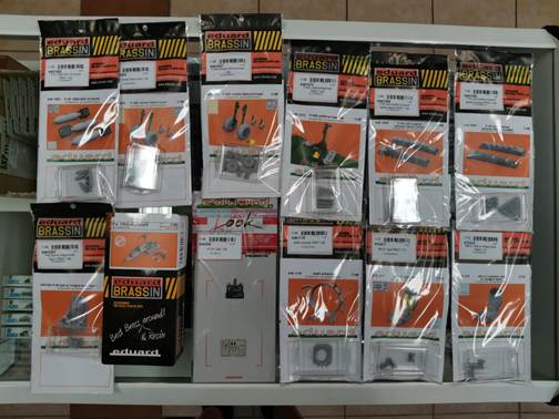 A shelf with plastic wrap on it

AI-generated content may be incorrect.