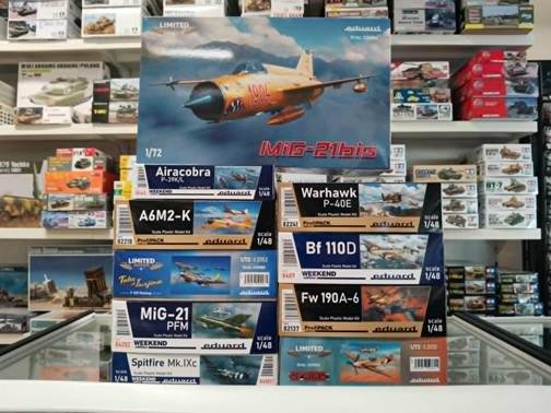 A display of model airplanes on a shelf
AI-generated content may be incorrect.